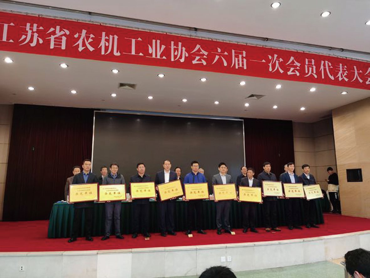 图为公司副总司理谢国忠(右五)代表公司上台领奖.jpg