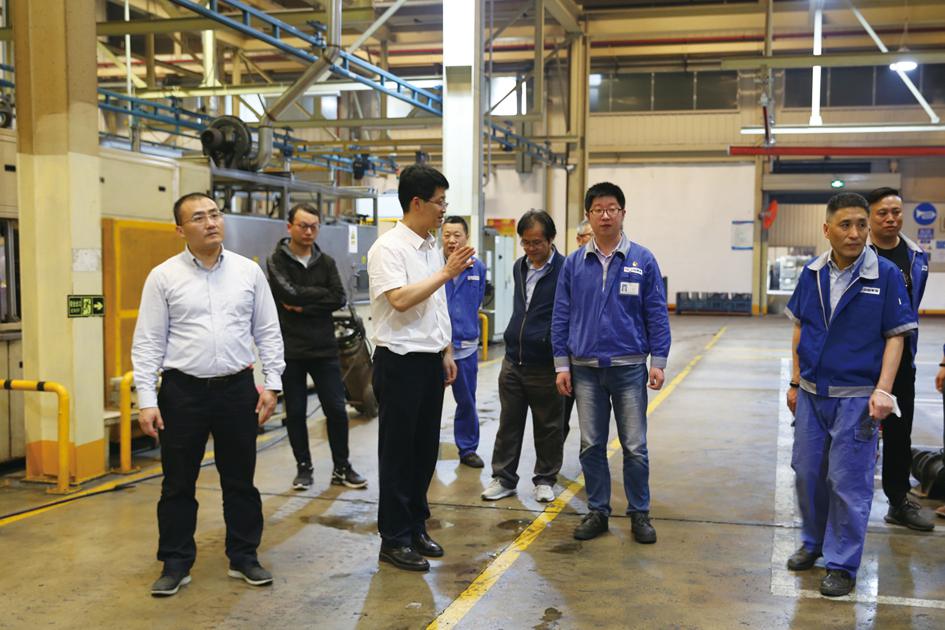 图为公司向导一行检查多缸机厂生产现场_副本.jpg