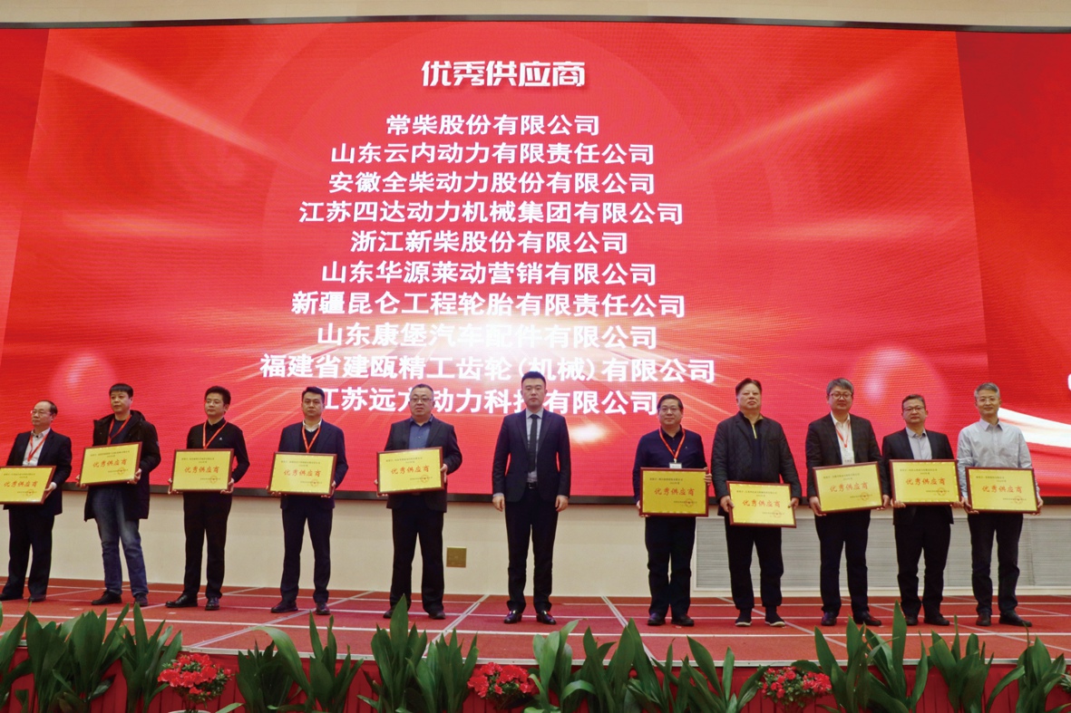 图为公司总司理张新(右一)代表公司上台领奖_副本.jpg
