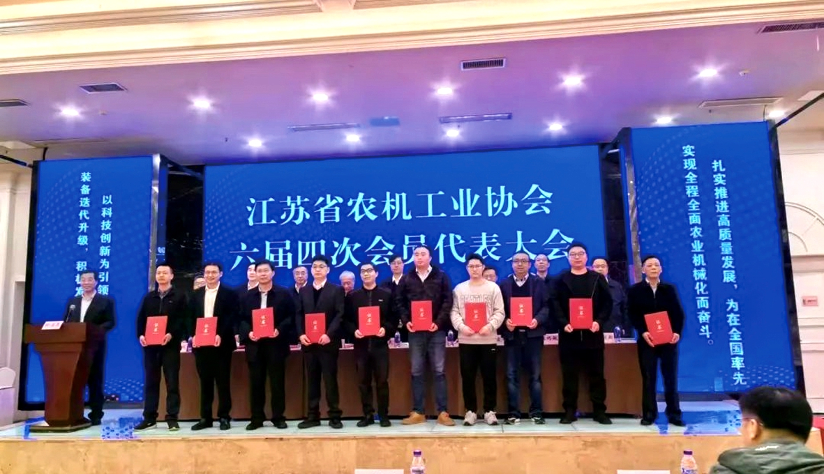 图为公司总司理谢国忠(前左四)代表公司上台领奖.jpg 英国·威廉希尔(williamhill)唯一中文官方网站