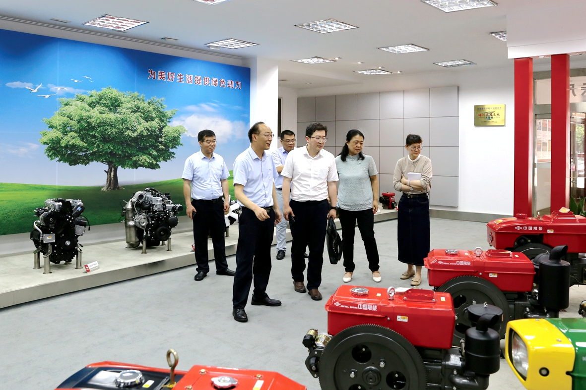 图为常州投资集团纪委书记张苏隽(右三)一行旅行公司产品展示厅_副本.jp 英国·威廉希尔(williamhill)唯一中文官方网站